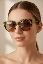 Load image into Gallery viewer, Lykke_104_-_Monkeyglasses woman side