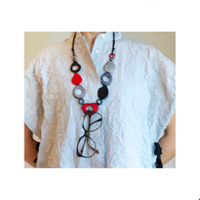 Charger l'image dans la galerie, Vi Pebbles black & red - Necklace Eyeglass holder in USA - cavaaller-Itwillbefine