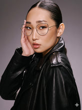 Lade das Bild in den Galerie-Viewer, Air 7 Ne Black Surgical Stainless Steel Cat-Eye Eyeglasses | Francois Pinton Woman
