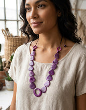 Lade das Bild in den Galerie-Viewer, Chifle C103 | Eyeglass Holder Necklace | Purple Handcrafted | Tagua Woman
