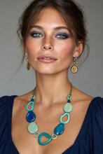 Cargar imagen en el visor de la galería, Pebbles C0104 | Eyeglass Holder Necklace | Aqua &amp; Navy Handcrafted | Tagua | Woman
