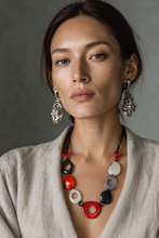 Lade das Bild in den Galerie-Viewer, Pebbles C22100 | Eyeglass Holder Necklace | Red &amp; Black Tagua Woman
