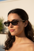 Load image into Gallery viewer, Zip_108_-_Monkeyglasses_front woman
